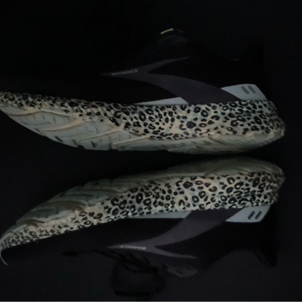 Brooks Launch 8 Black and Lime green  Leopard Print Sneakers
Women size 9 - Picture 4 of 10